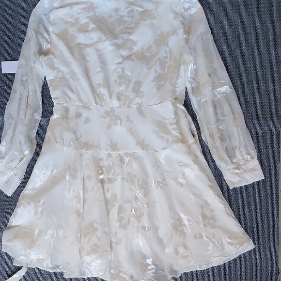 ASTR The Label Aja Burnout Wrap Front Mini Floral Dress NWT  Size L - Picture 10 of 15
